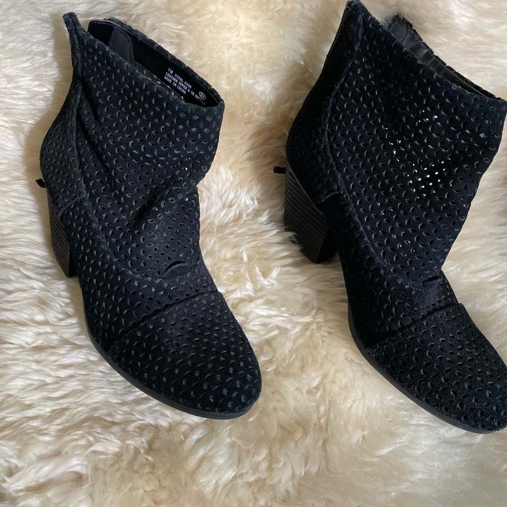 Aerosols black cut out suede booties